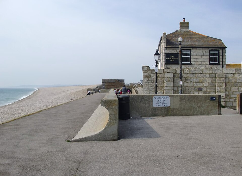File:The Cove House Inn, Chiswell (2).jpg