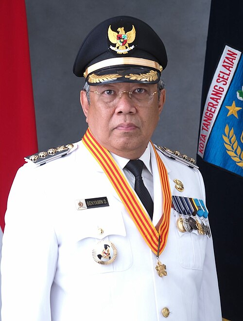 File:Wali Kota Tangerang Selatan, Benyamin Davnie.jpg