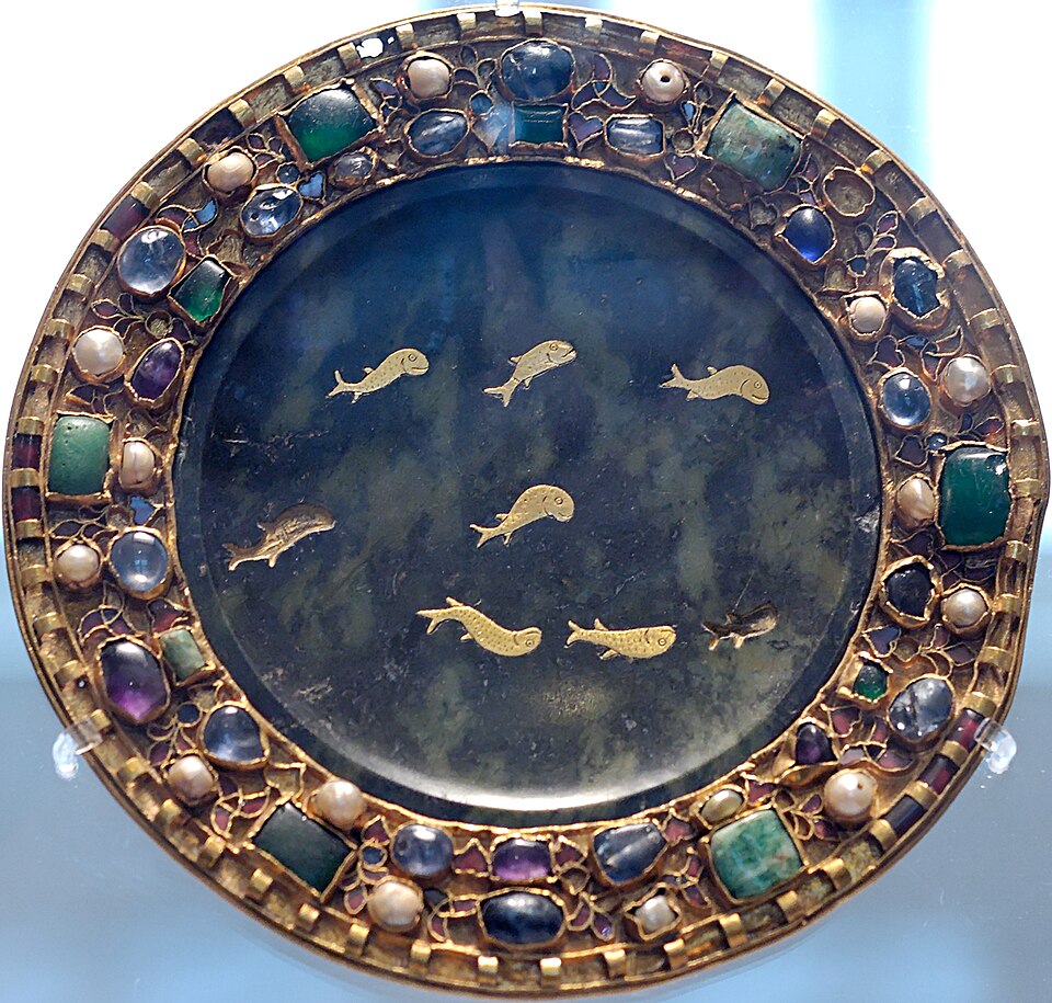 File:Serpentine paten Louvre MR415.jpg