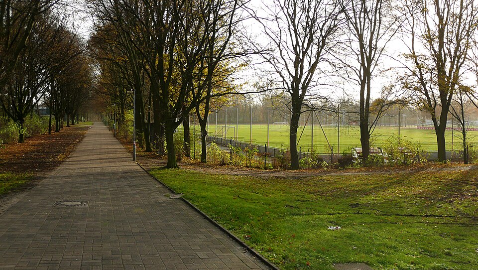 File:Sportpark Hannover Weg.jpg