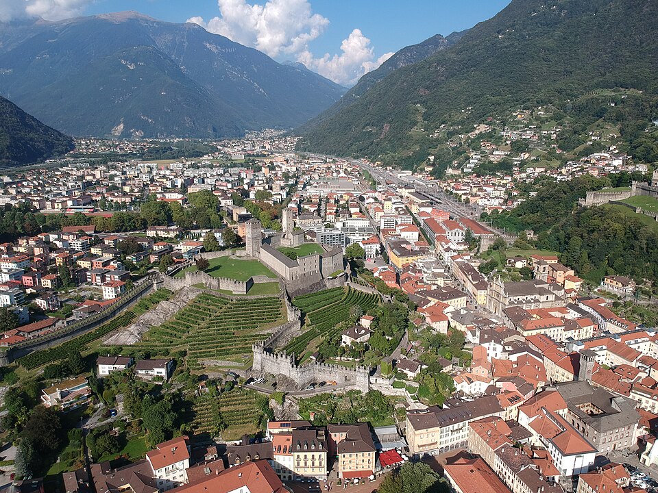 File:Town and Castelgrande castle of Bellinzona.jpg