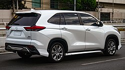 Innova Zenix 2.0 Q Hybrid with Modellista package (MAGH10)
