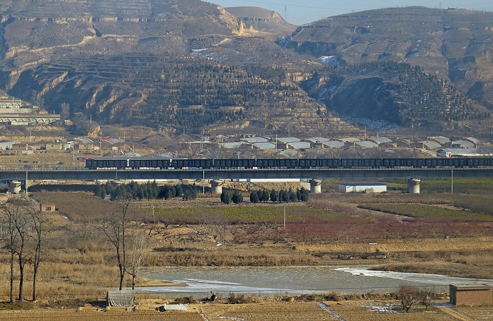 File:Baotou-Xi'an Railway (Southbound) at Suide (20151229124652).jpg