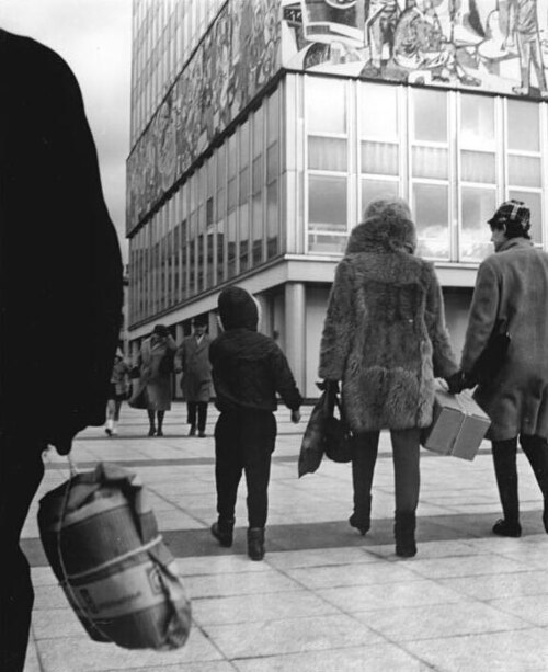 File:Bundesarchiv Bild 183-D1212-0001-001, Berlin, Karl-Marx-Allee, Passanten.jpg