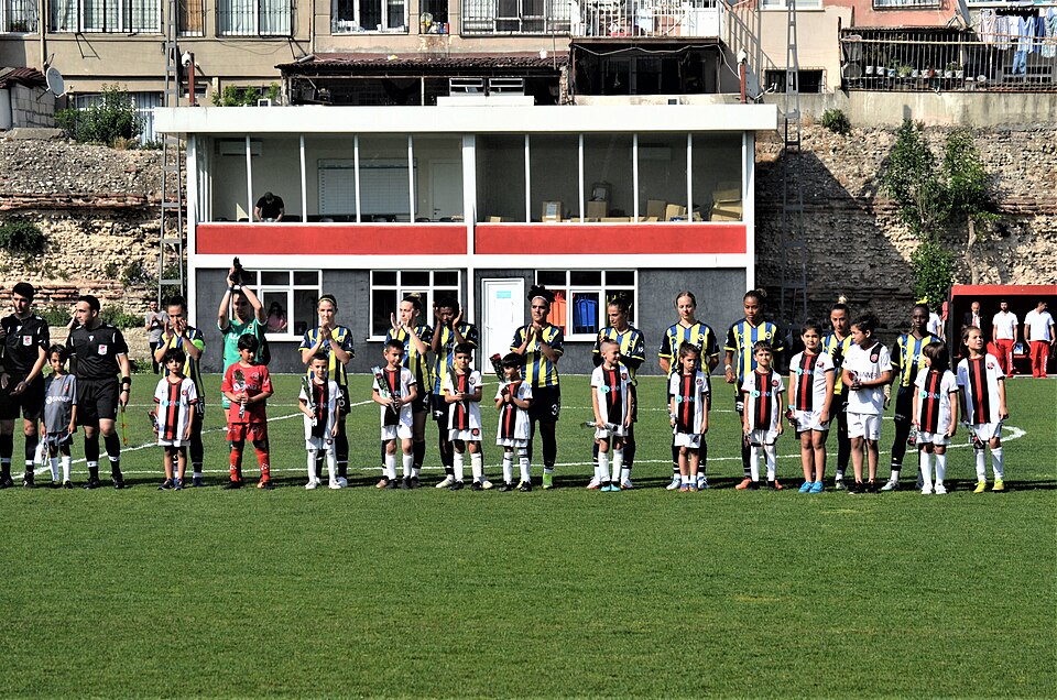 File:FenerbahçeWomen's2021-22 (12).jpg