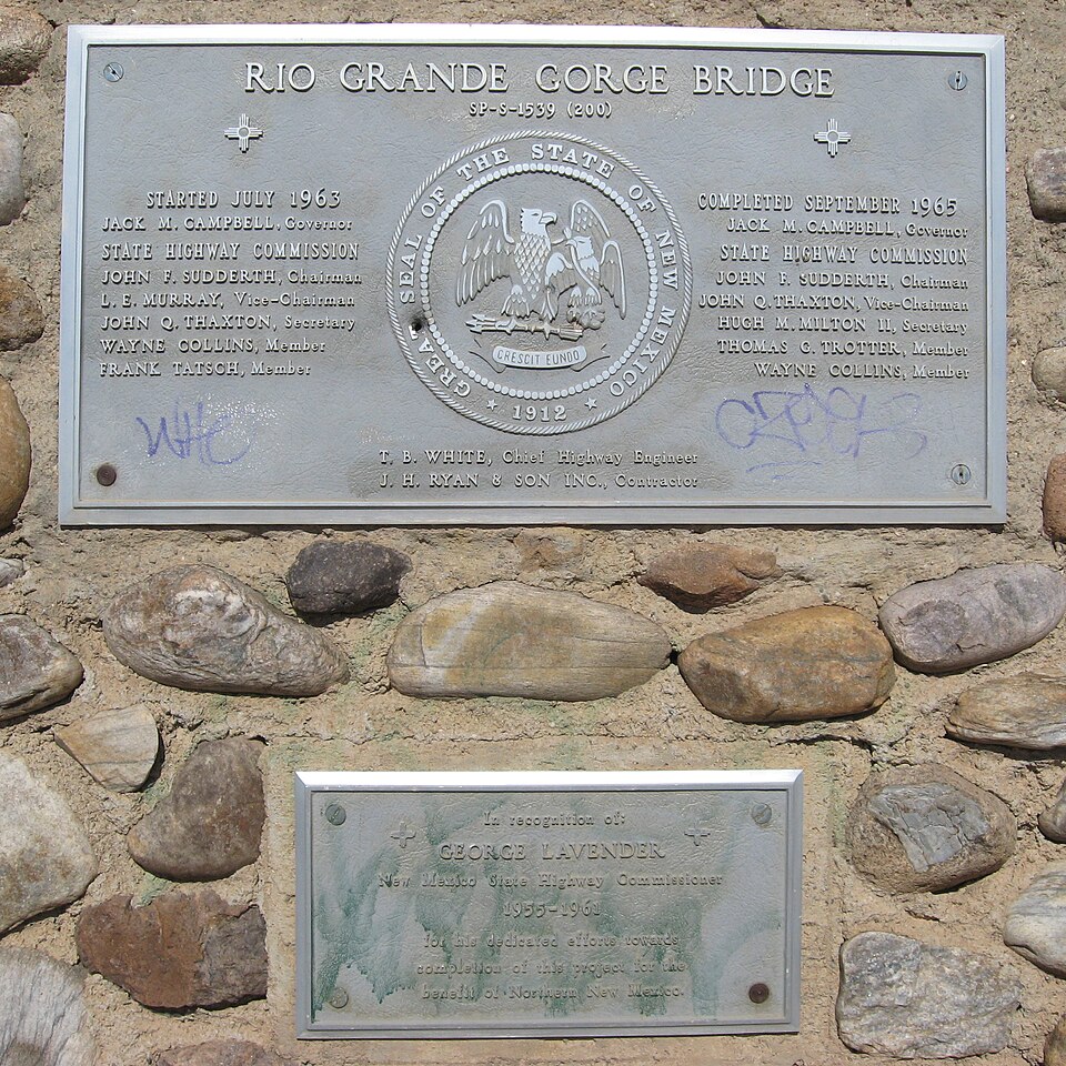 File:Rio Grande Gorge Bridge Plaques.jpg