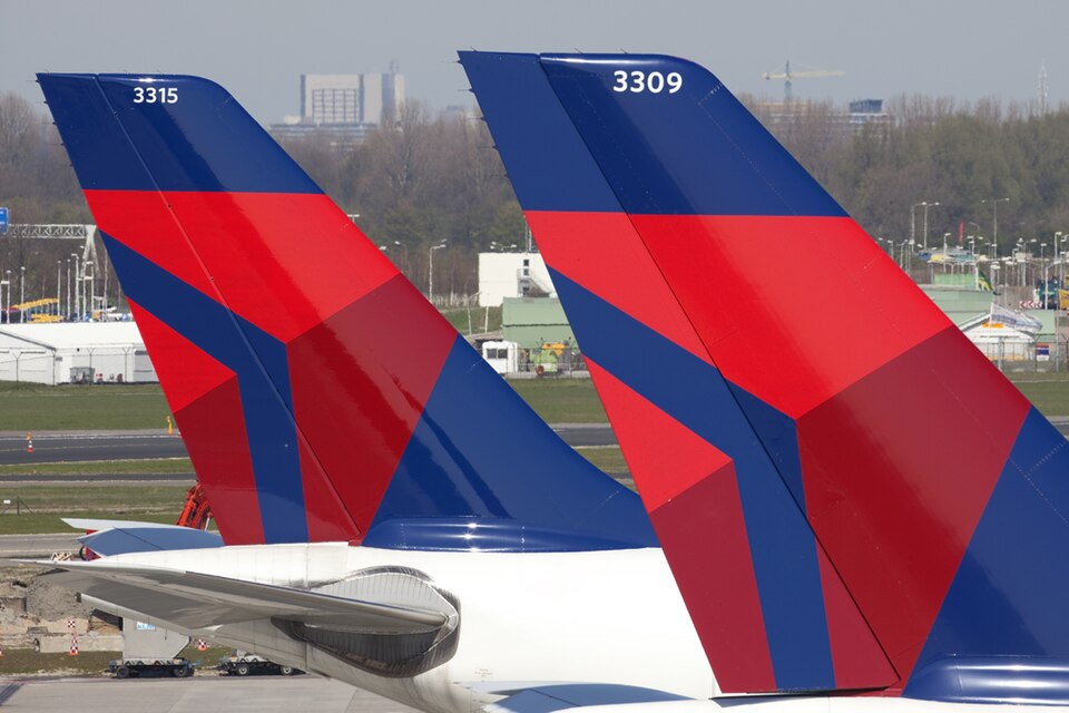 File:2 x Delta A330 tail (4535564116).jpg