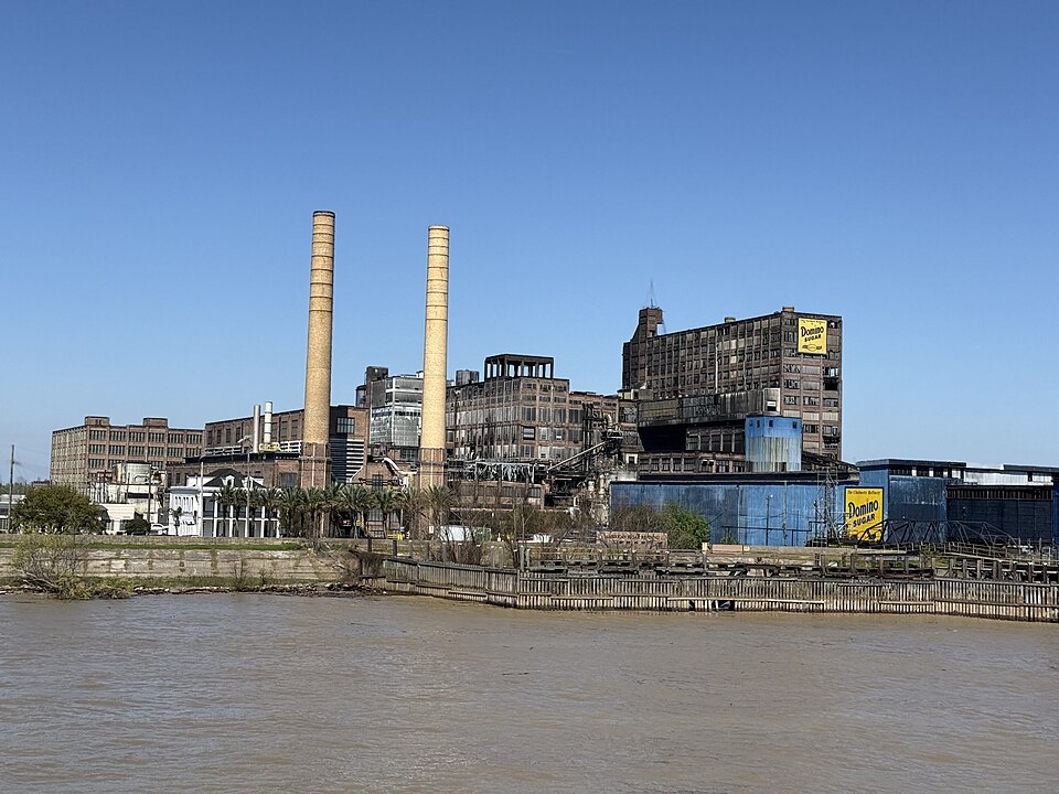 File:Domino sugar refinery near Nola.jpg