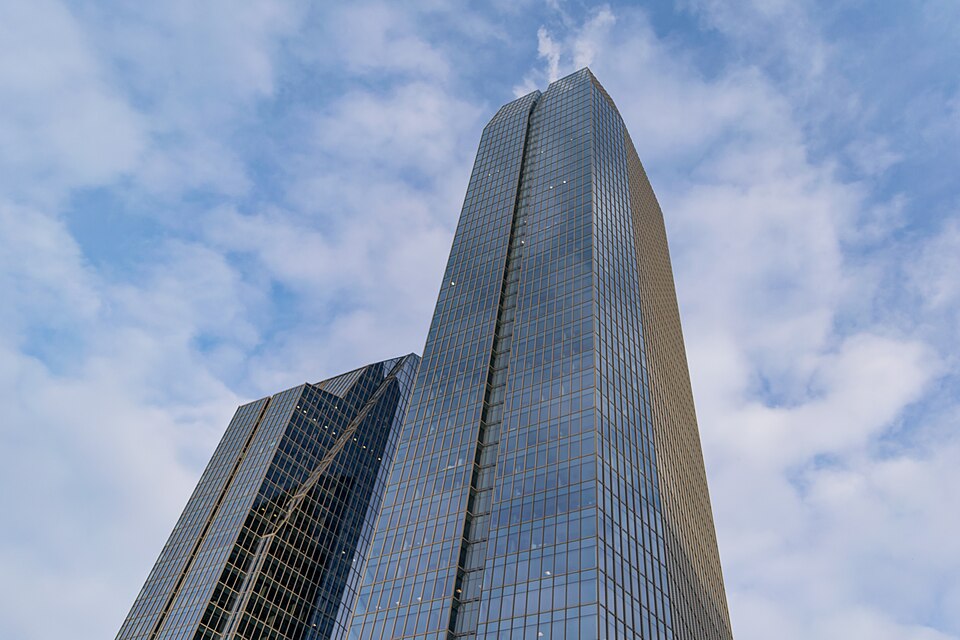 File:Eighth Avenue Place Calgary 2017.jpg