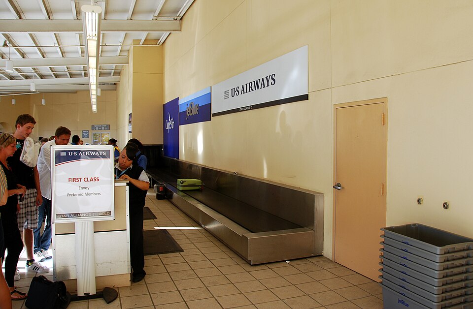File:Henry E. Rohlsen Airport (Check-in).jpg