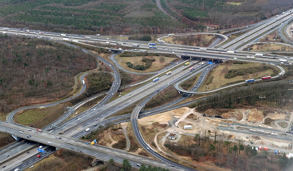 File:Interchange near Frankfurt airport.jpg