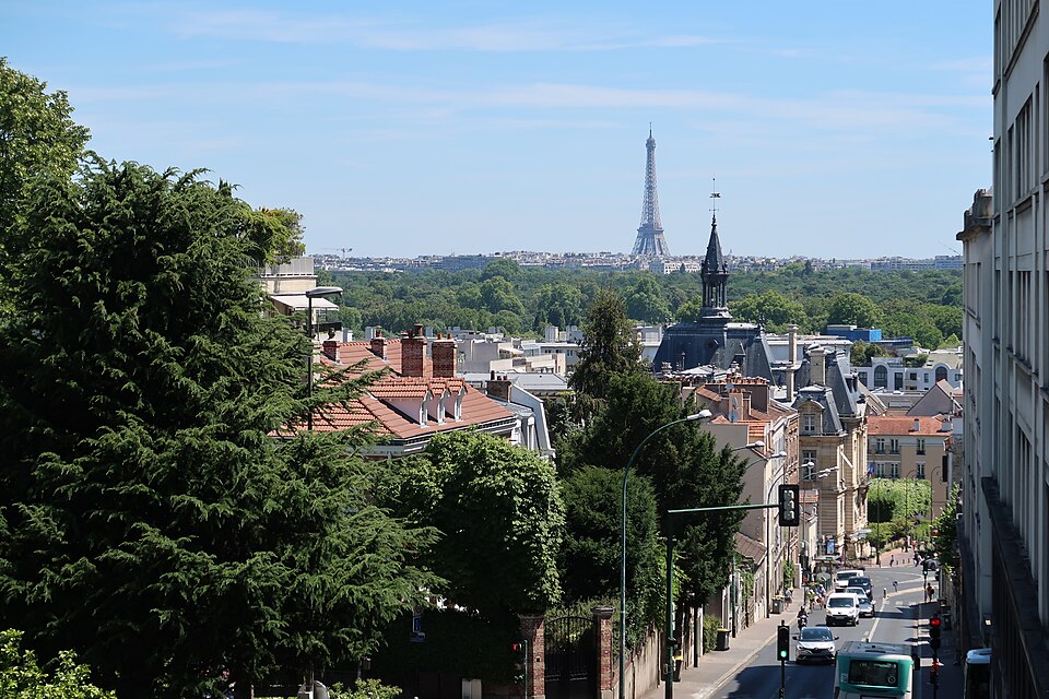 File:Mairie de Suresnes, tour Eiffel 2.jpg