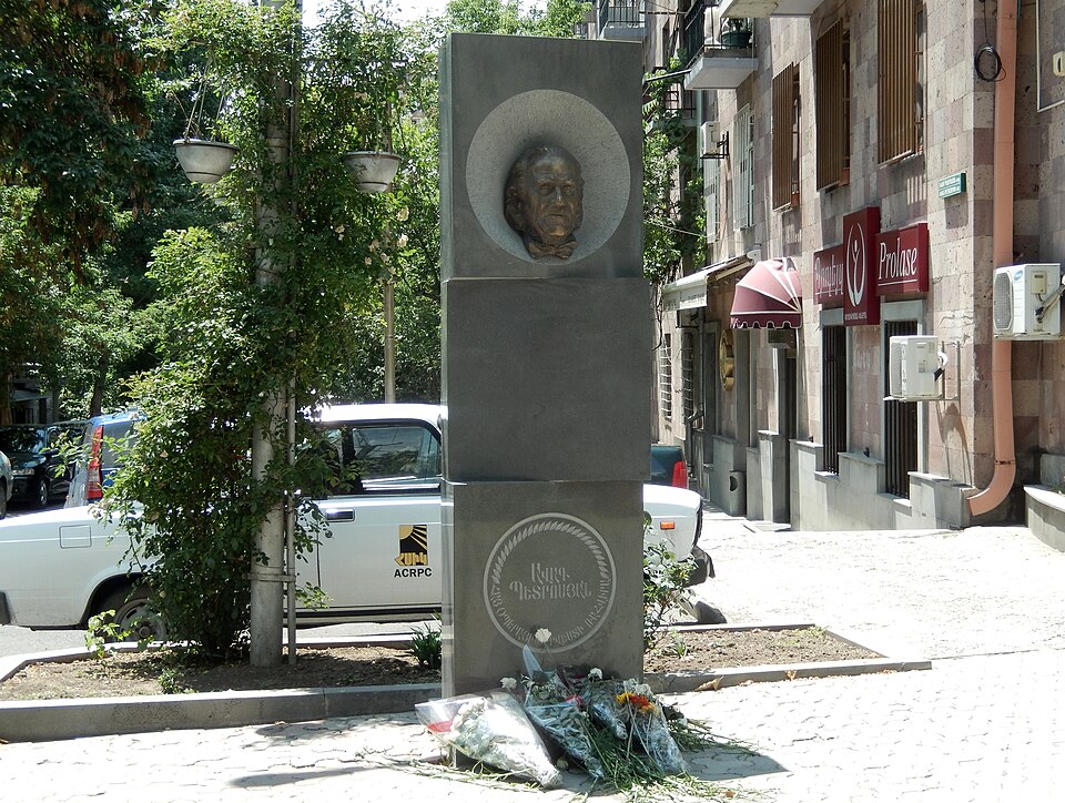 File:Ավագ Պետրոսյանի հուշարձանը11.jpg