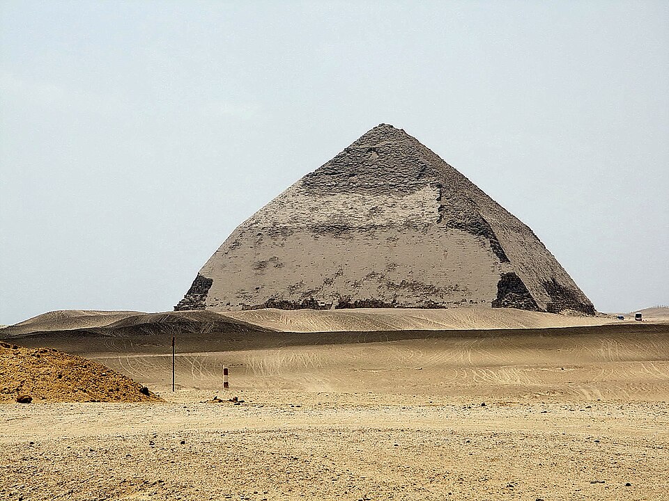 File:Bent Pyramid 曲折金字塔 - panoramio.jpg