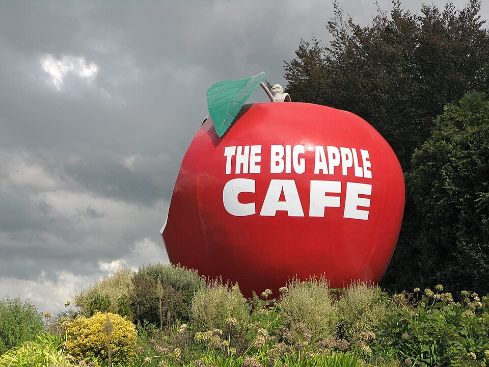 File:Big Apple Waitomo.jpg