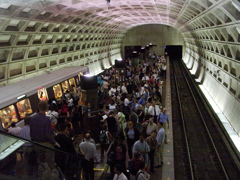 File:Federal Triangle at rush hour.jpg