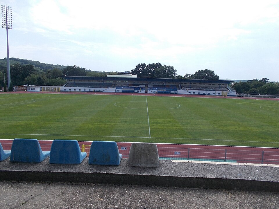 File:Grosics Stadion, Mitte, 2021 Tatabánya.jpg