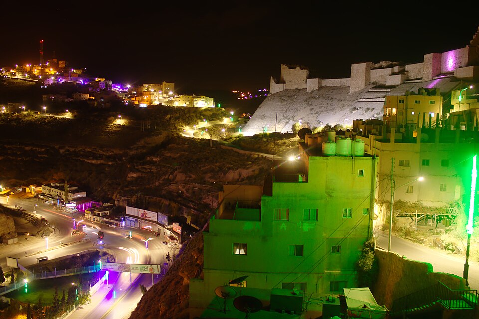 File:Kerak, pohled na hrad v noci.jpg
