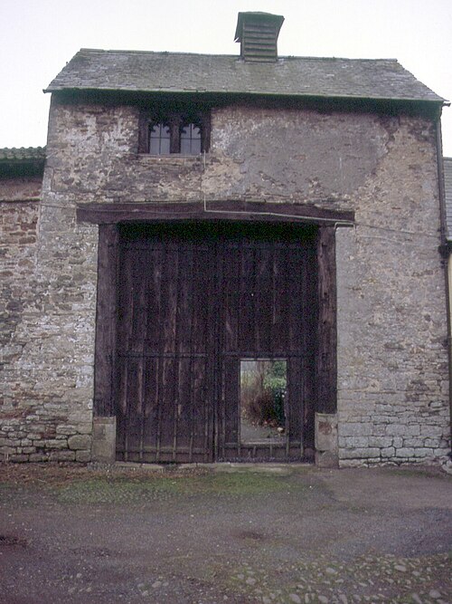 File:Medieval Gatehouse, Holnicote (geograph 4413937).jpg