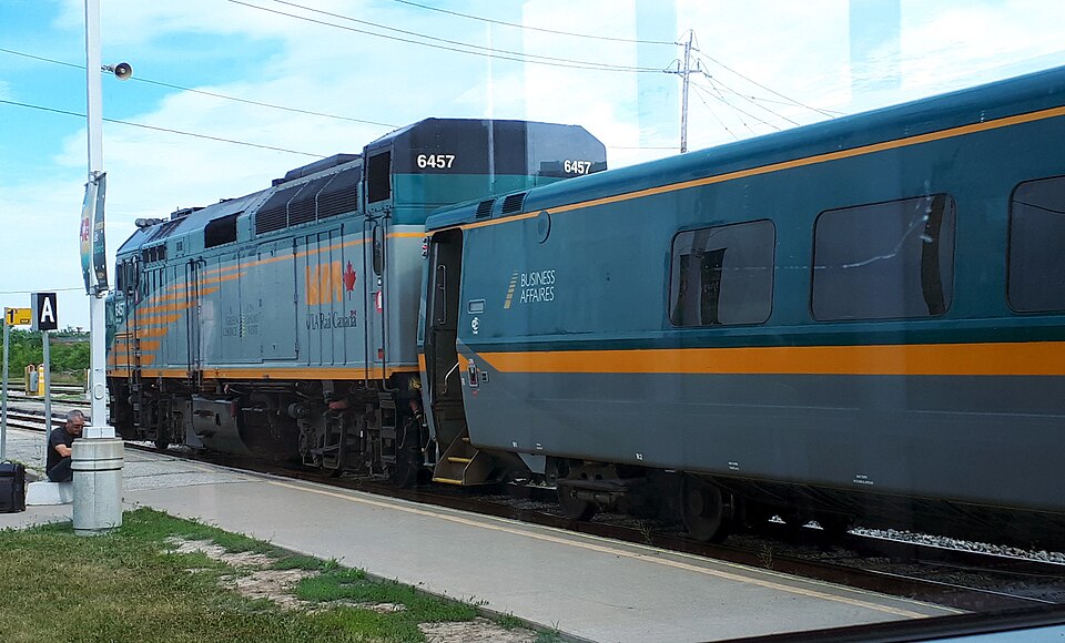 File:VIA F40PH-2 6457.jpg