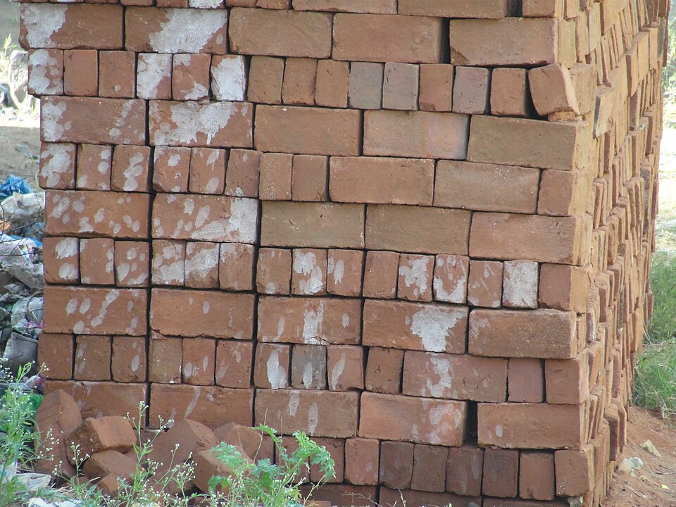 File:A brick array.JPG