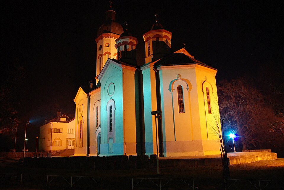 File:Church in Loznica by night.JPG