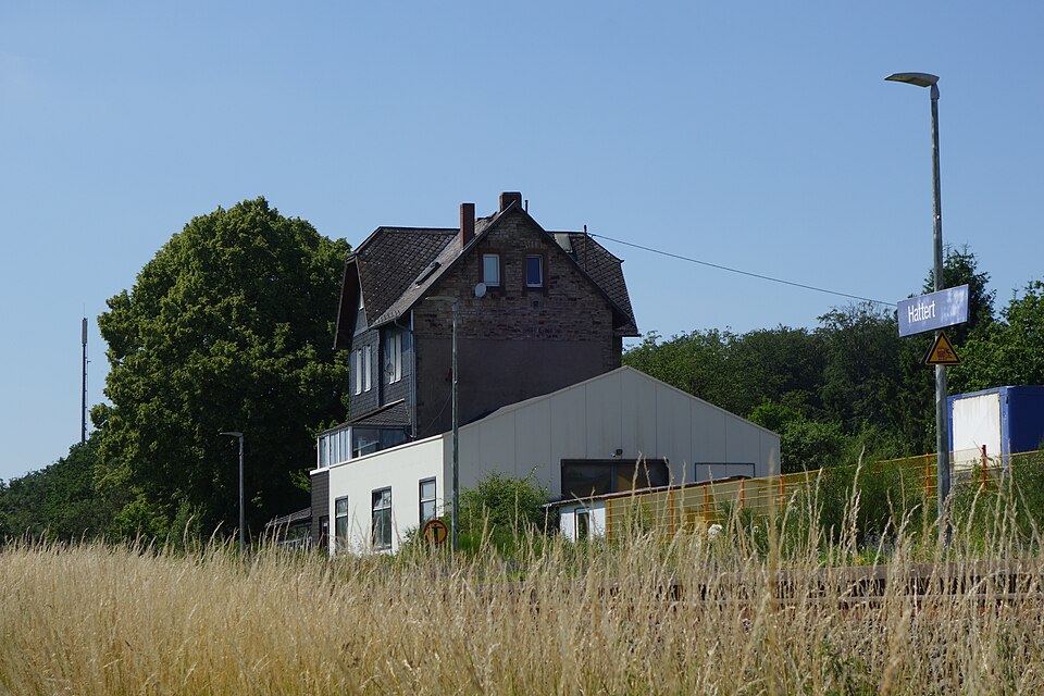 File:DSC01876 Ehemaliges Bahnhofsgebäude Hattert.jpg