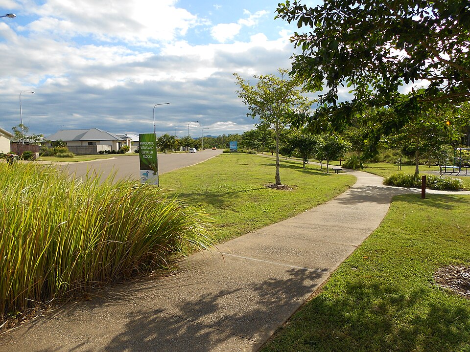 File:Oakdale Heights, Deeragun, April 2012.JPG