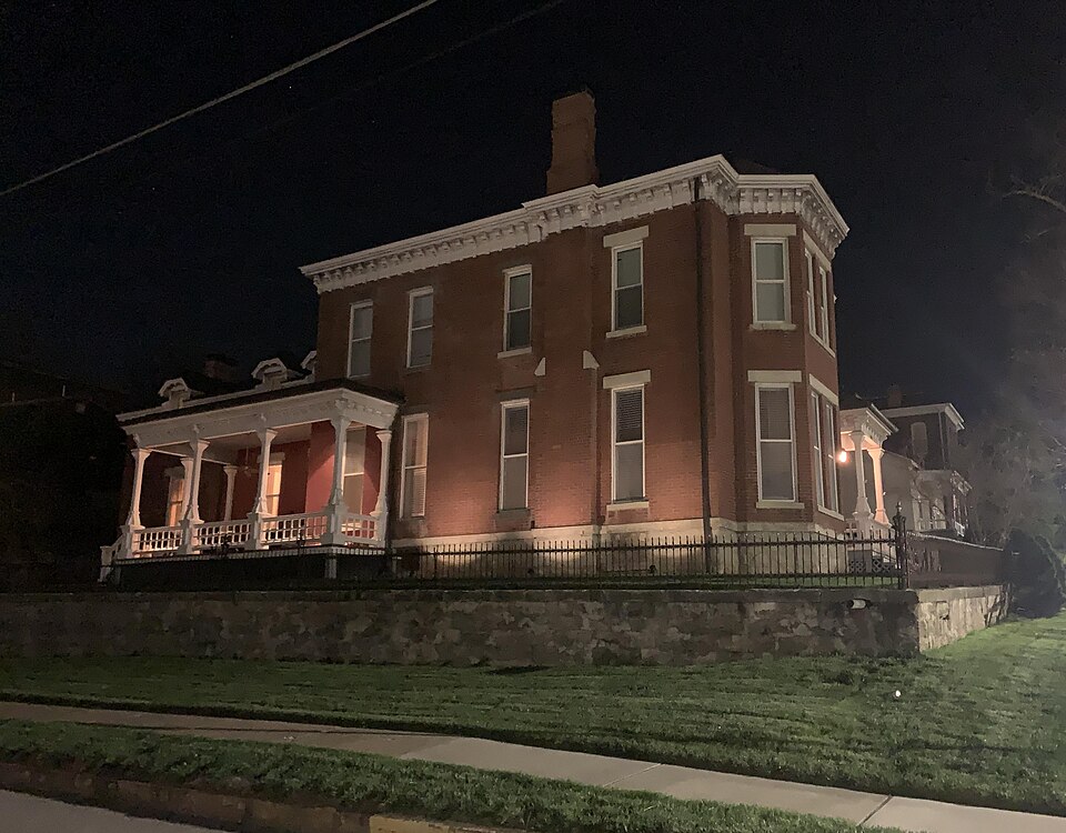 File:Robert L. Pease House at Night.jpg