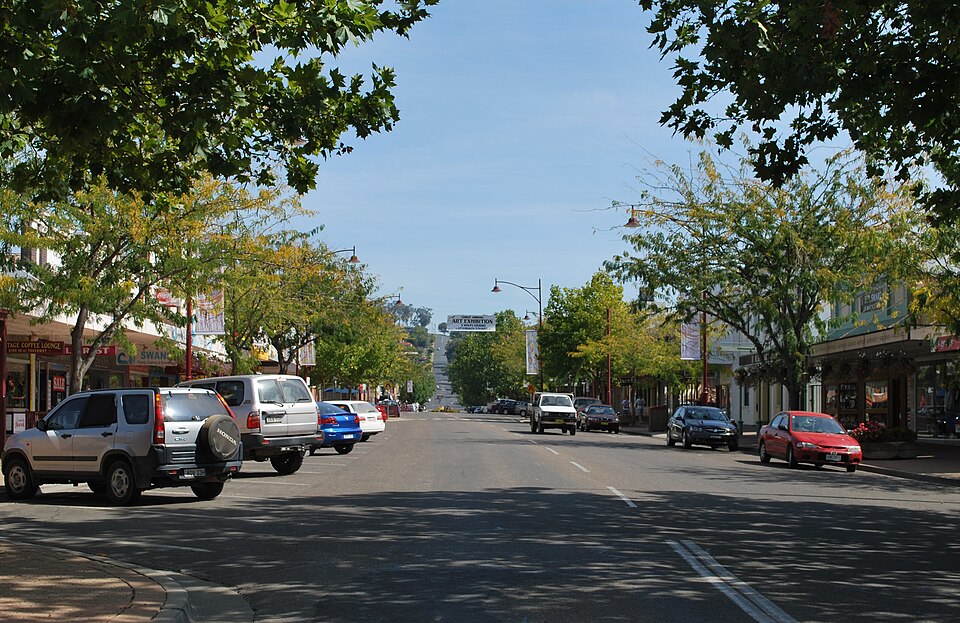 File:TumutWynyardStreet.JPG
