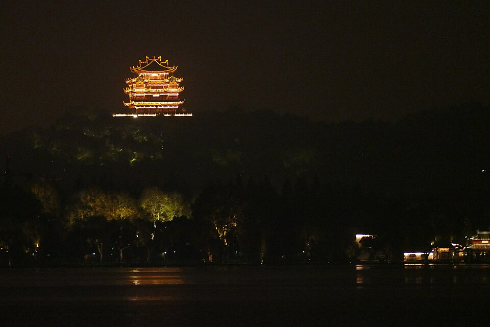 File:2014.11.21.184448 Chenghuangmiao night Wushan Xihu Hangzhou.jpg