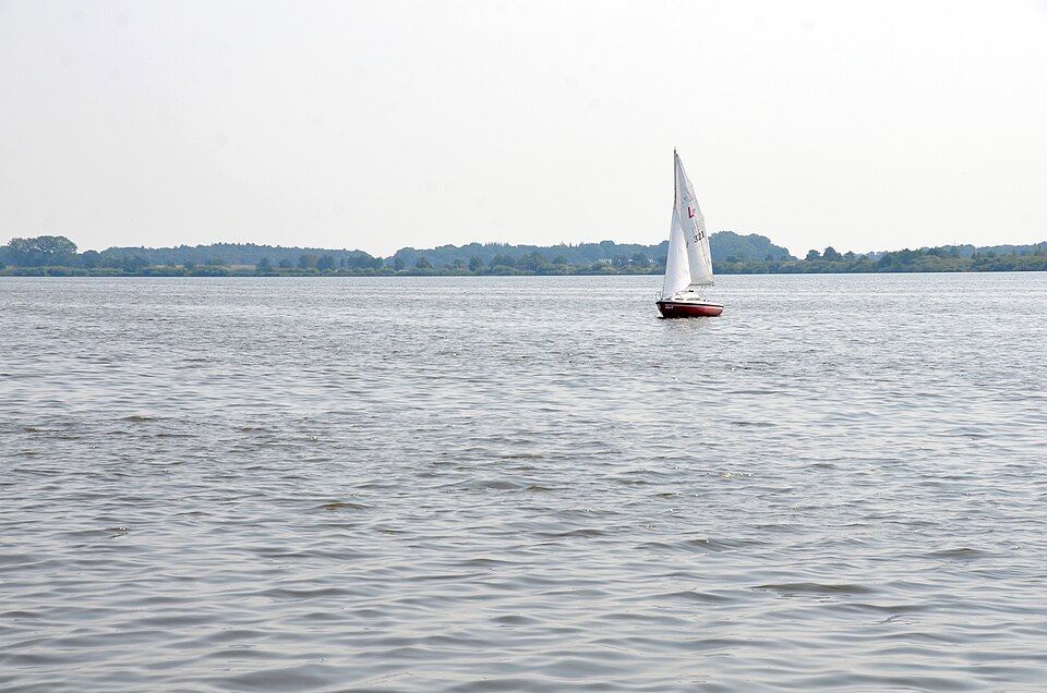 File:Bederkesaer See, Moorsee in Niedersachsen.jpg