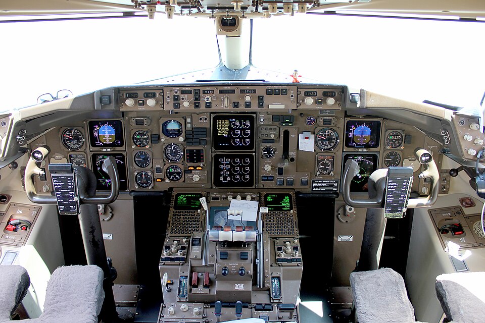 File:Boeing 757-300 Cockpit.JPG