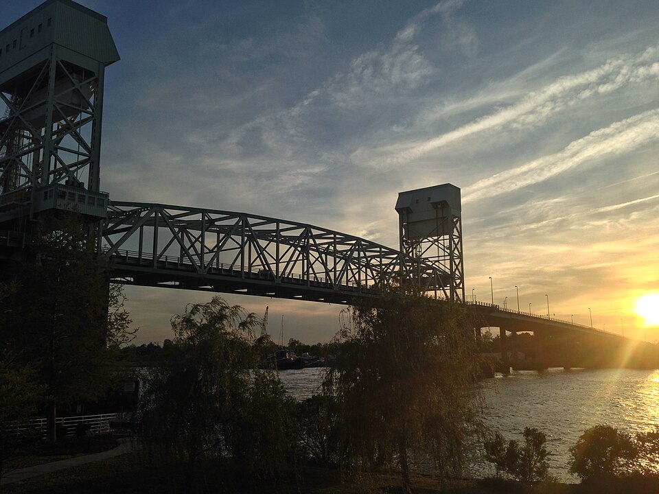 File:CapeFearMemBridge.JPG