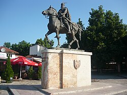 A statue of Skanderbeg in the square with the same name in Skopje (2001)