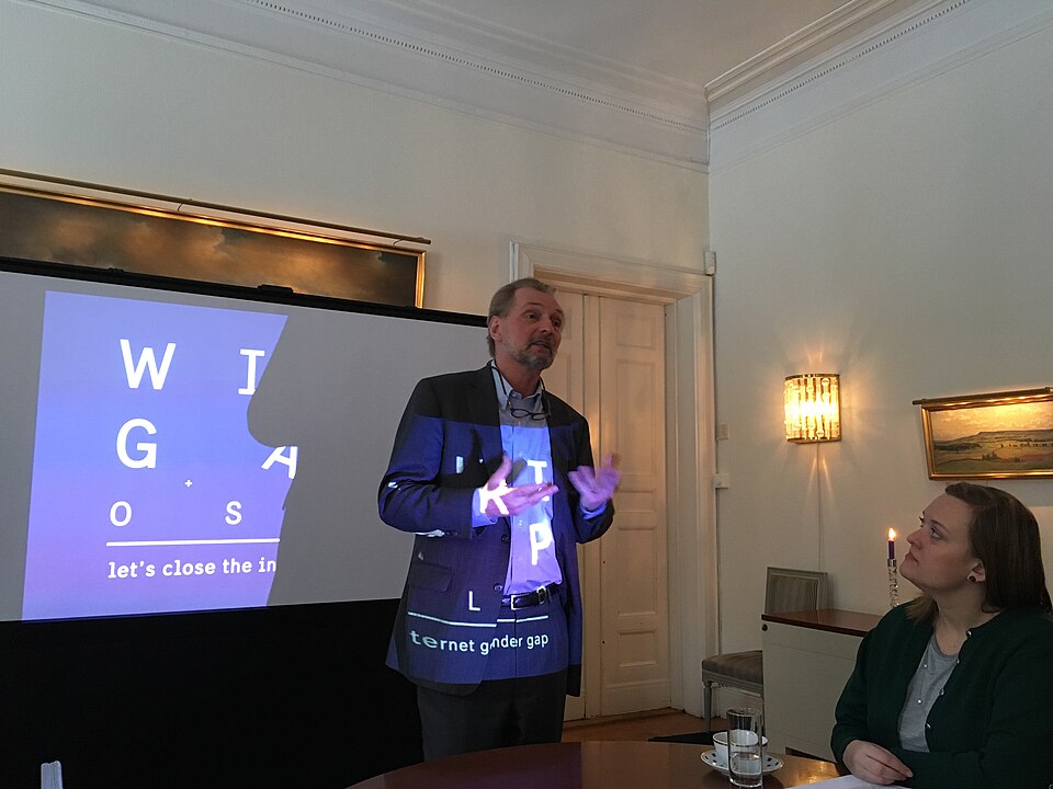 File:The Swedish ambassador at Wikigap.jpg