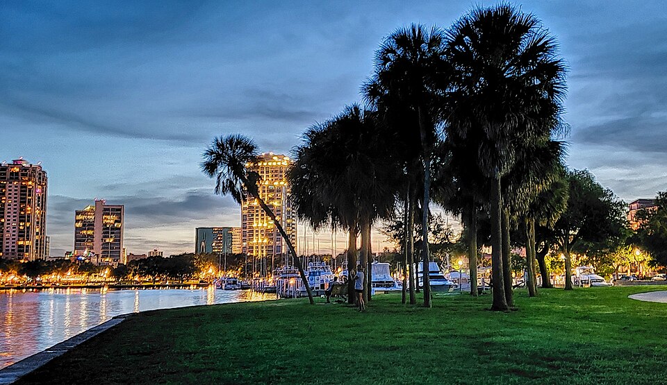 File:Vinoy Park.jpg