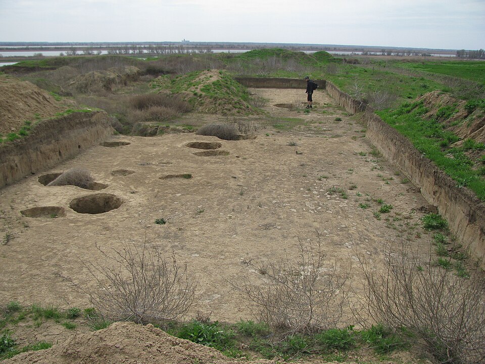 File:Archaeological site in Dniprovske 1.JPG