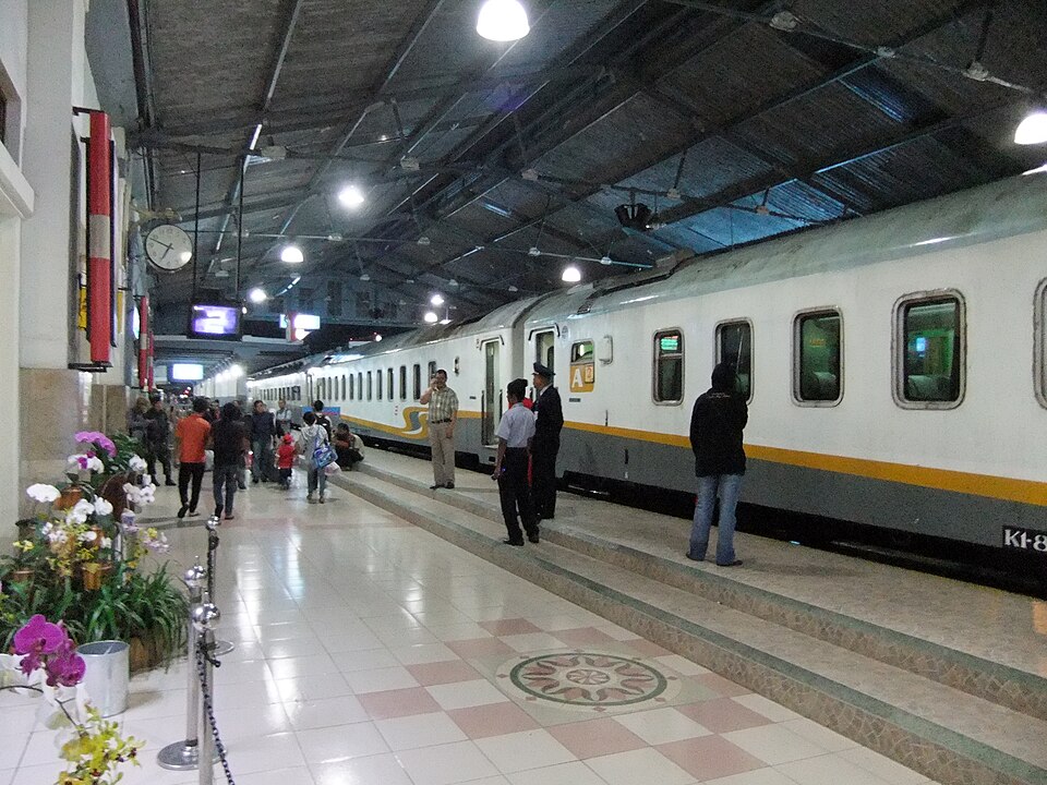 File:Bandung Station platform.JPG