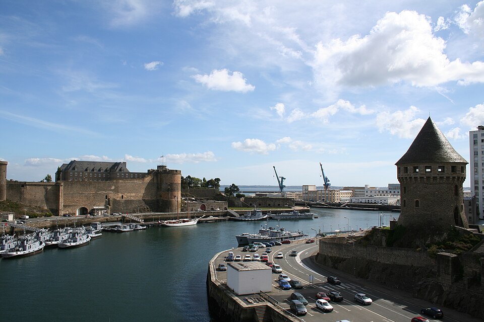 File:Chateau de Brest et Tour Tanguy.jpg