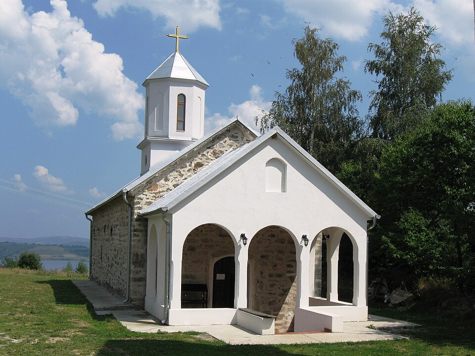 File:Crkva na Vlasini Ridu.jpg