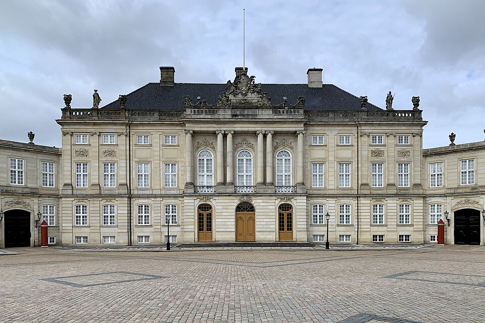 File:Facade of the Christian VII's Palæ.jpg