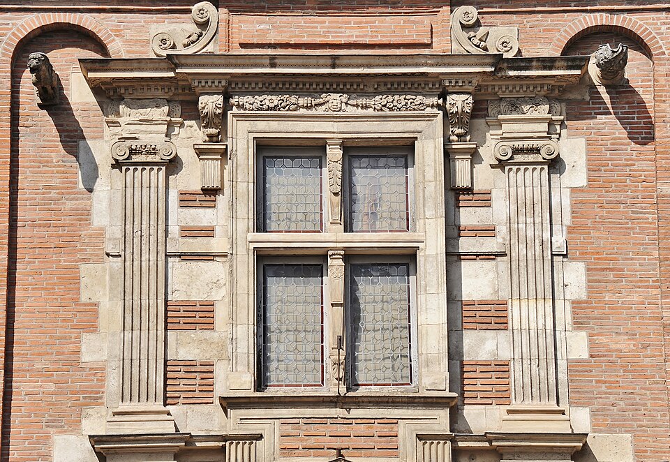 File:Fenêtre Renaissance à Toulouse- Hôtel d'Assézat.jpg