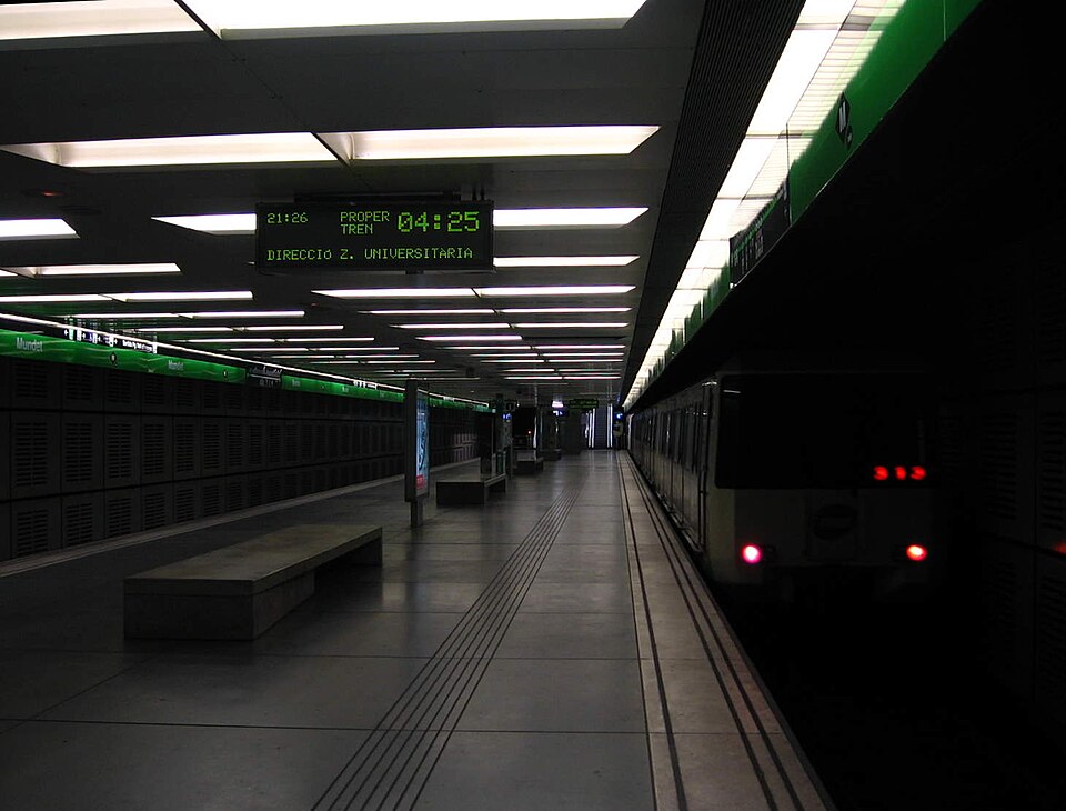 File:Barcelona Metro - Mundet.jpg