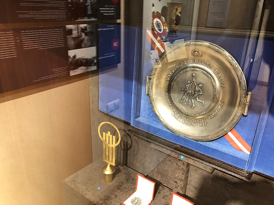 File:EuroBasket 1937 trophy.jpg
