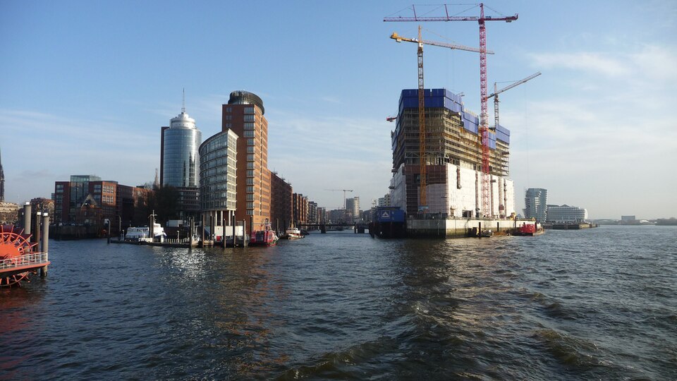 File:Hamburg on the Elbe -a.jpg