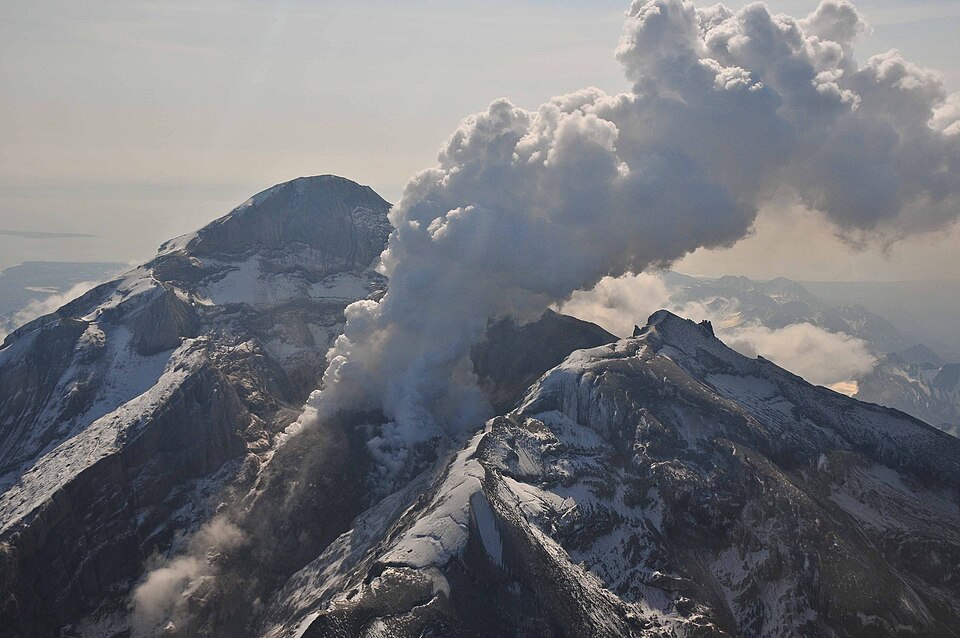 File:Mt. Redoubt2009.jpg