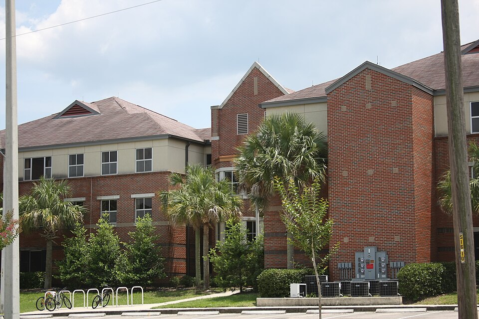 File:UF LakesideResidentialComplex.jpg