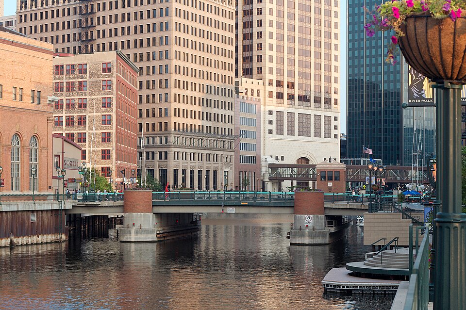 File:Milwaukee Wisconsin 8320.jpg