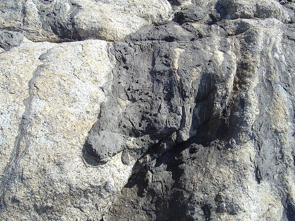 File:Sea Point contact zone mixed rocks.jpg